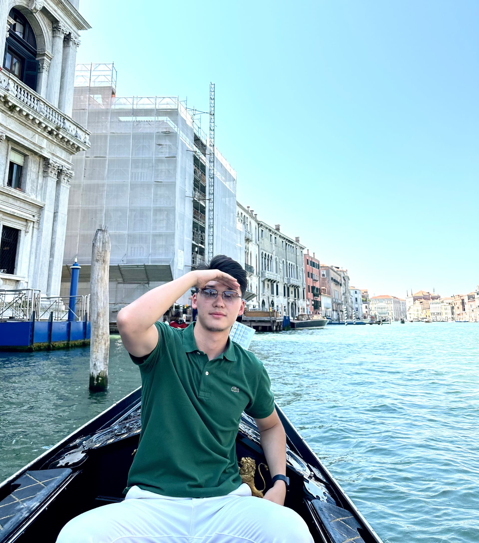 Довольный студент, обучающийся за рубежом